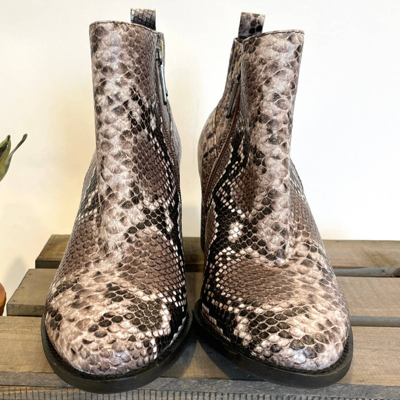 Blondo Elvina Snakeskin Waterproof Chelsea Ankle Boot Size 8 New - Picture 3 of 7